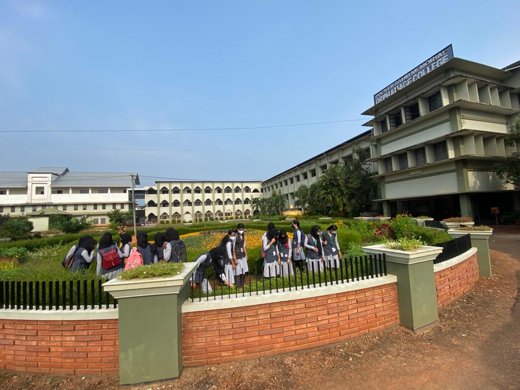 വിദ്യാർത്ഥികൾ തിരിച്ചെത്തി; സ്വീകരിക്കാൻ വസന്തമൊരുക്കി പിഎസ്എംഒ കോളേജ്