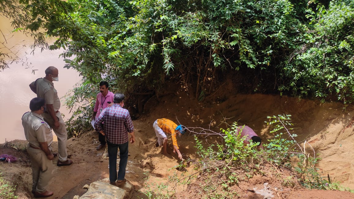 അനധികൃതമായ വാരിയ മണൽ ശേഖരം പിടികൂടി, പുഴയിലേക്ക് തന്നെ തള്ളി