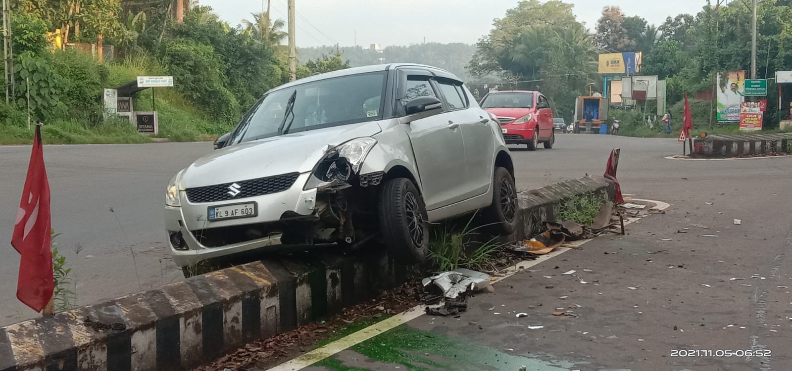 ദേശീയപാത കൂരിയാട് കാർ നിയന്ത്രണം വിട്ട് ഡിവൈഡറിലിടിച്ചു കയറി അപകടം