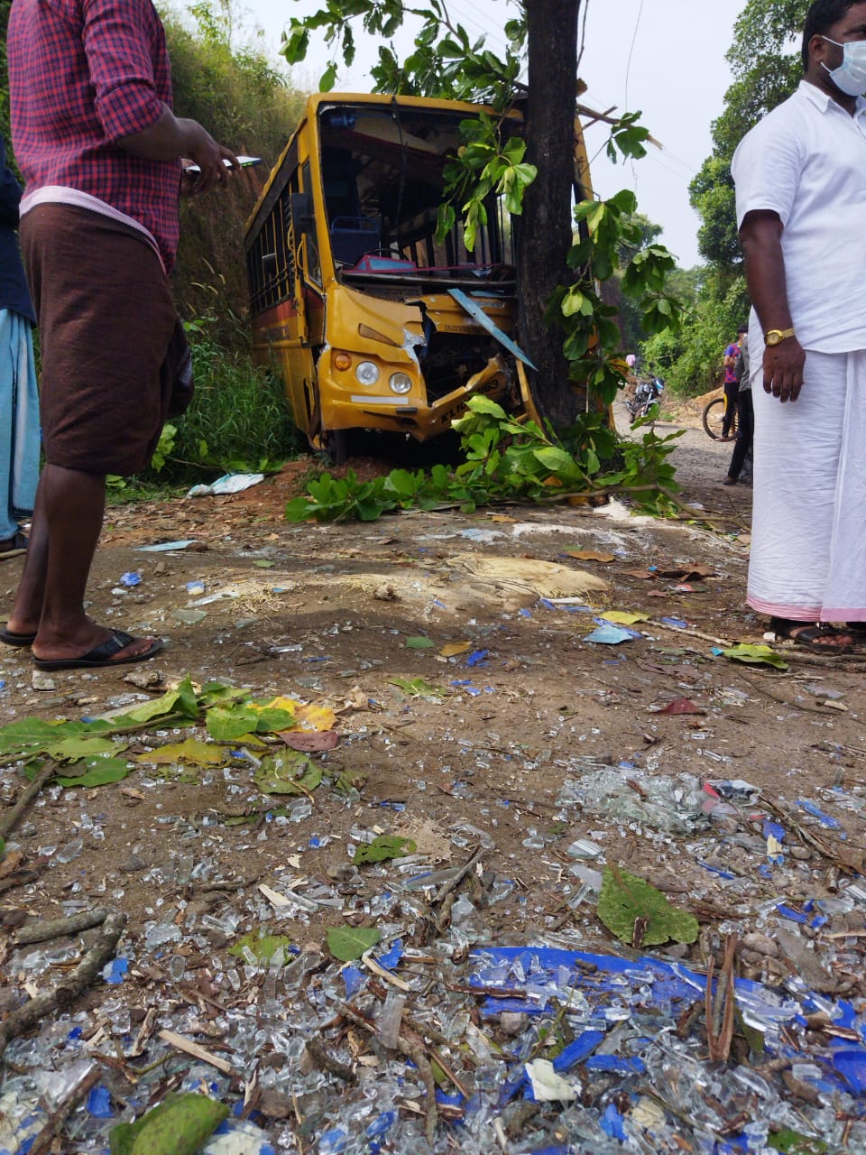 തിരുനാവായയിൽ സ്കൂൾ ബസ് നിയന്ത്രണം വിട്ട് മരത്തിൽ ഇടിച്ചു, നിരവധി വിദ്യാർത്ഥികൾക്ക് പരിക്ക്