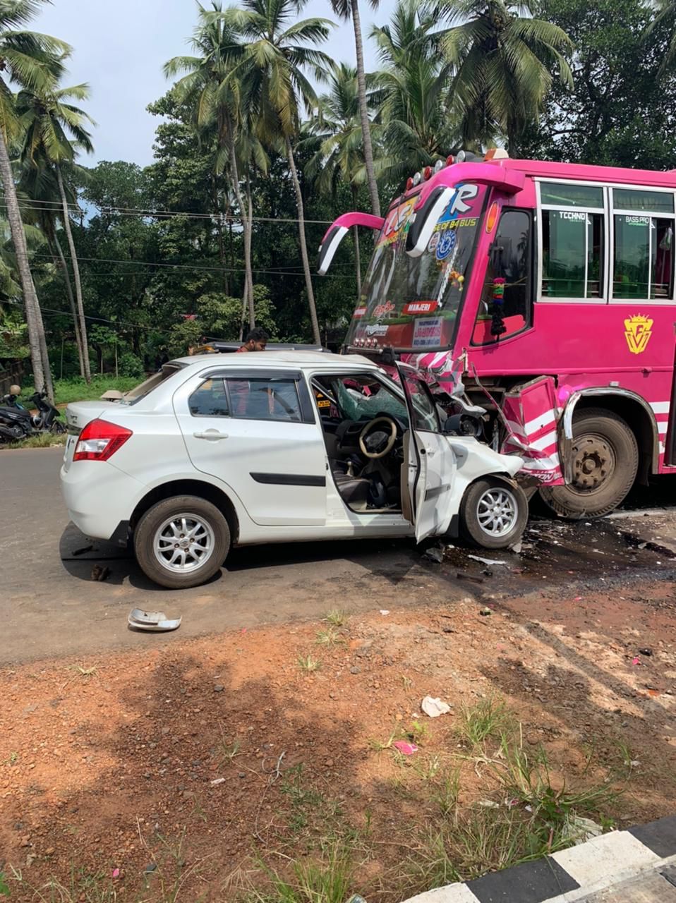 മലപ്പുറത്ത് കാറും ബസ്സും കൂട്ടിയിടിച്ചു ഒരാൾ മരിച്ചു