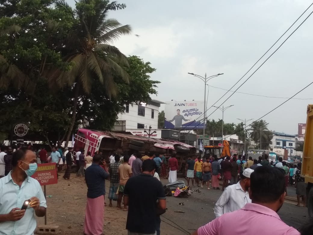 കൊണ്ടോട്ടിയിൽ ലോറിയിടിച്ചു ബസ് മറിഞ്ഞു, ഒരാൾ മരിച്ചു.