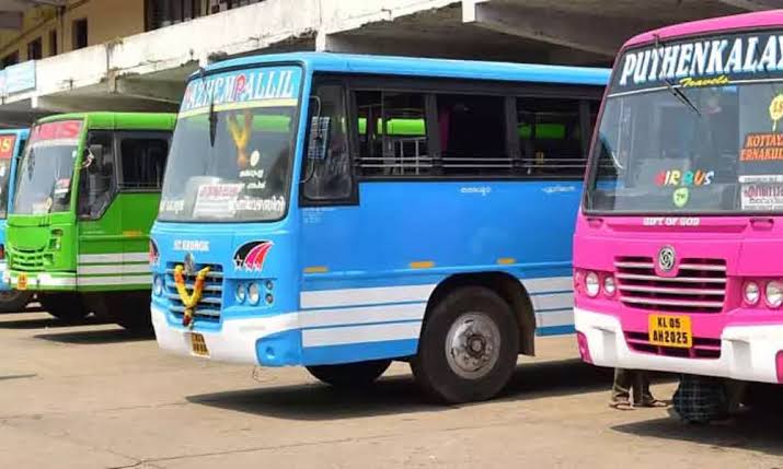 ബസ് സമരം രണ്ടാം ദിവസത്തിലേക്ക്, യാത്രക്കാരും വിദ്യാർത്ഥികളും ദുരിതത്തിൽ