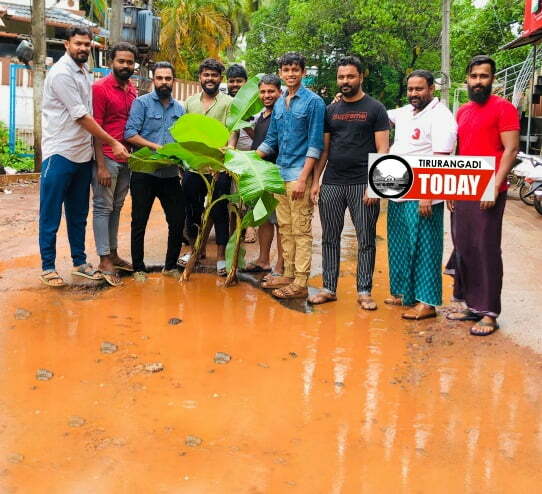 മൂന്നിയൂർ പാറക്കാവ് റോഡിൽ വാഴ വെച്ച് പ്രതിഷേധിച്ചു