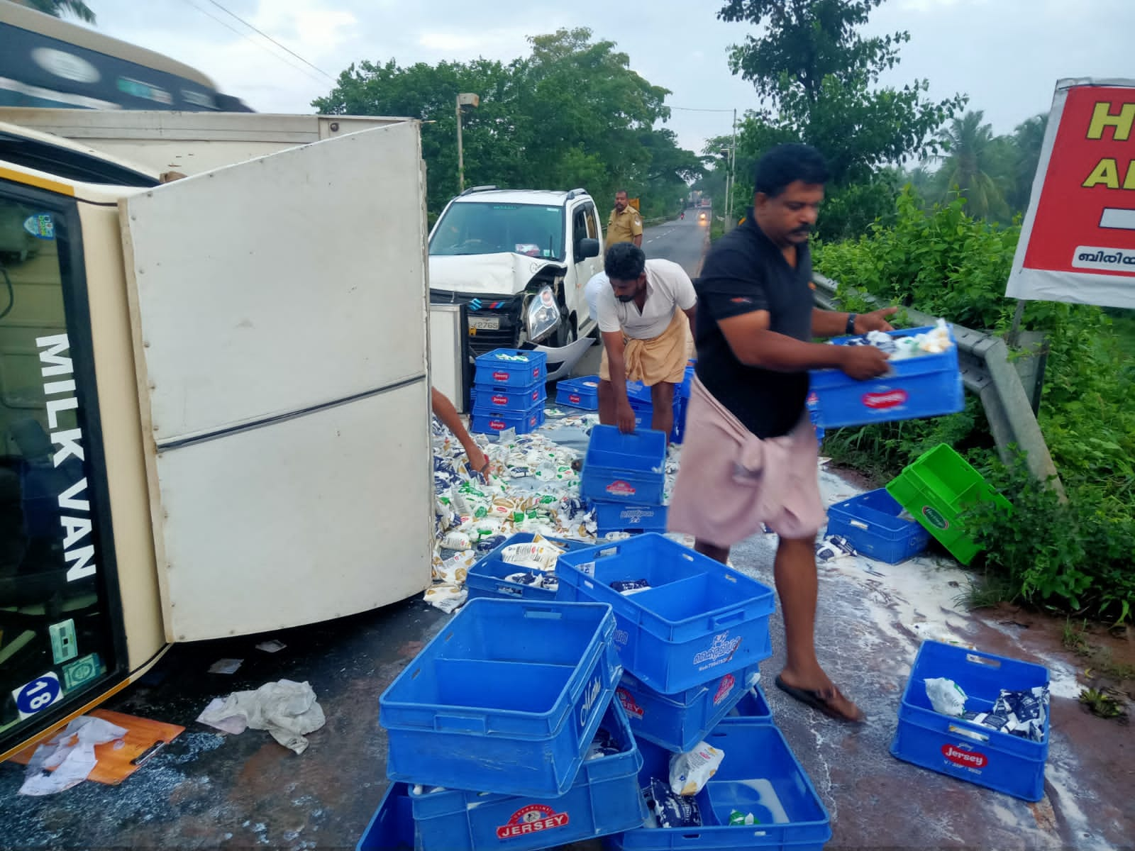 നിയന്ത്രണം വിട്ട പാൽ വണ്ടി റോഡിൽ മറിഞ്ഞു