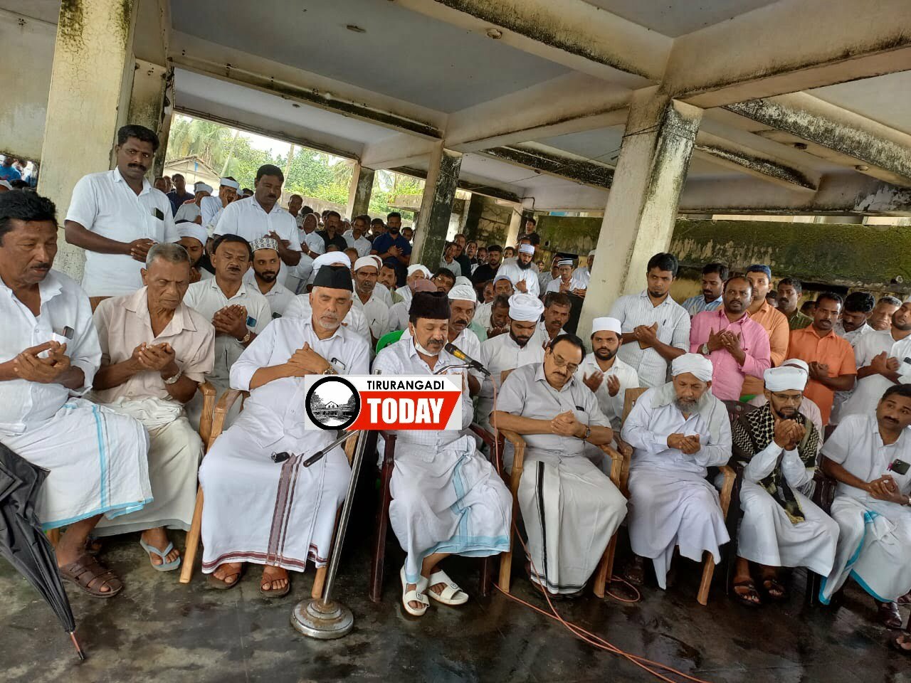 മൽസ്യ തൊഴിലാളികൾക്ക് ആശ്വാസവുമായി സാദിഖലി ശിഹാബ് തങ്ങൾ കടപ്പുറത്തെത്തി