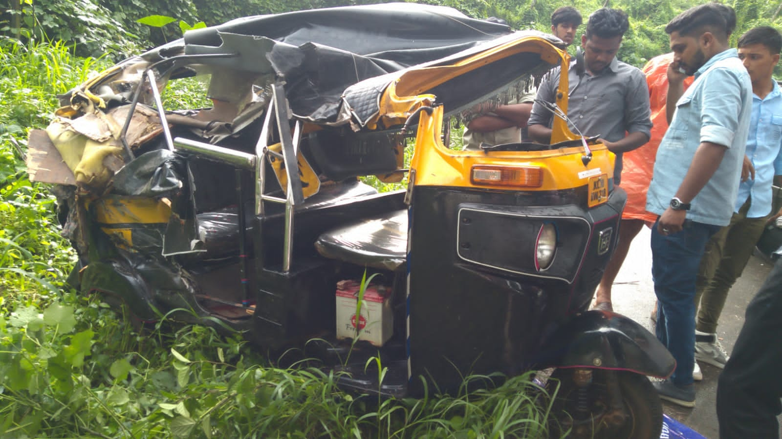 മഞ്ചേരി മാലാംകുളത്ത് ലോറി 3 വാഹനങ്ങളിൽ ഇടിച്ചു 2 പേർ മരിച്ചു