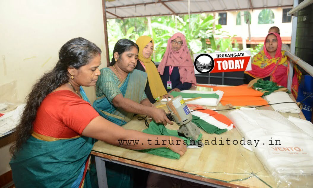 സ്വാതന്ത്ര്യ ദിനാഘോഷത്തിലേക്ക് വേങ്ങരയിലും പതാക നിർമാണം പുരോഗമിക്കുന്നു