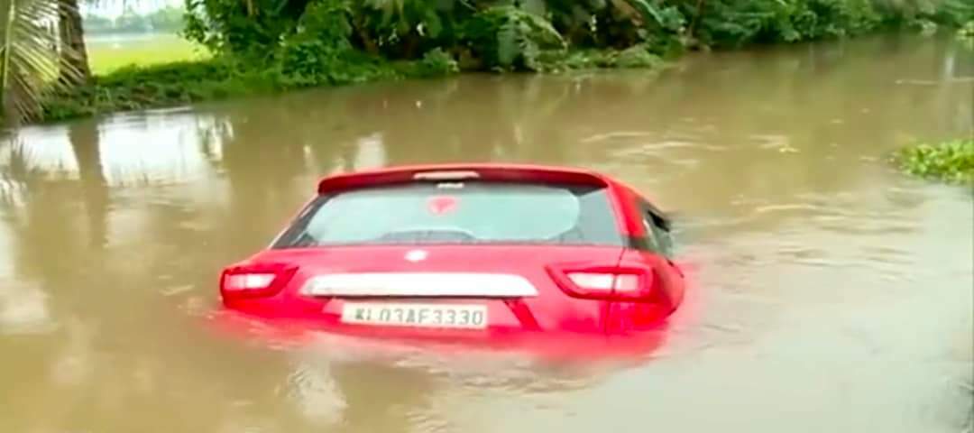 ഗൂഗ്ൾ സഹായത്തോടെ കാറിൽ യാത്ര ചെയ്ത കുടുംബം അർധരാത്രി തോട്ടിൽ വീണു