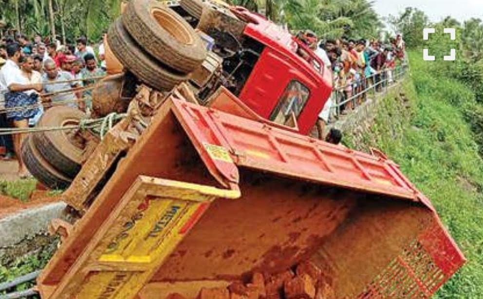 ടിപ്പർ ലോറി കൊക്കയിലേക്കു ചെരിഞ്ഞു; ഡ്രൈവറെ രക്ഷപ്പെടുത്തി