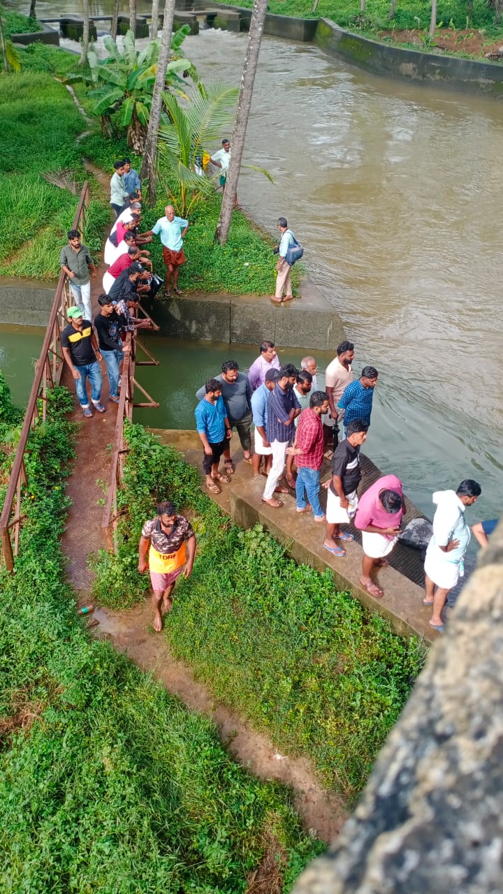 പിതാവിനൊപ്പം തോട്ടിൽ കുളിക്കാൻ പോയ കുട്ടിയെ ഒഴുക്കിൽ പെട്ടു കാണാതായി