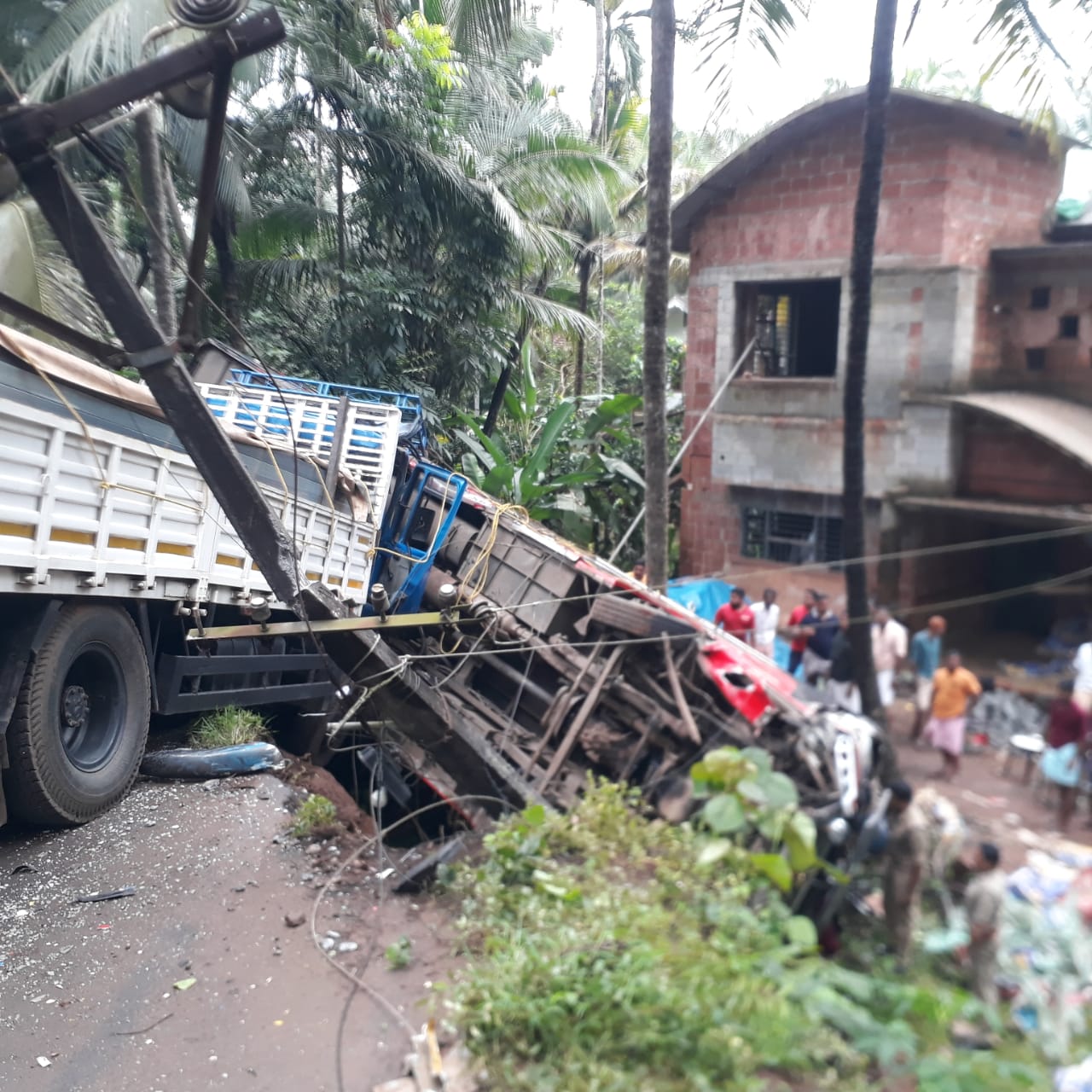 കൊണ്ടോട്ടിയിൽ ചരക്ക് ലോറിയിടിച്ചു ടൂറിസ്റ്റ് ബസ് താഴ്ചയിലേക്ക് മറിഞ്ഞു