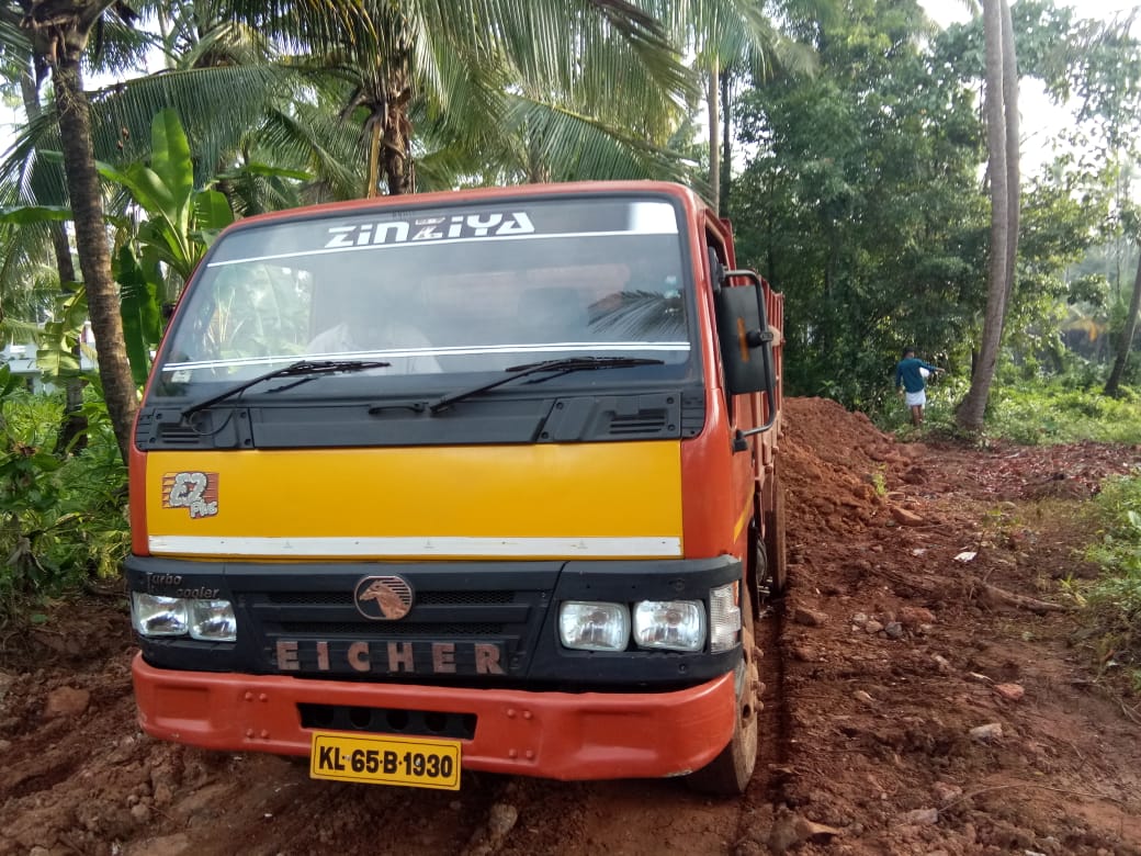 കാളംതിരുത്തിയിൽ ഭൂ മാഫിയ തോട് മണ്ണിട്ട് നികത്തുന്നു