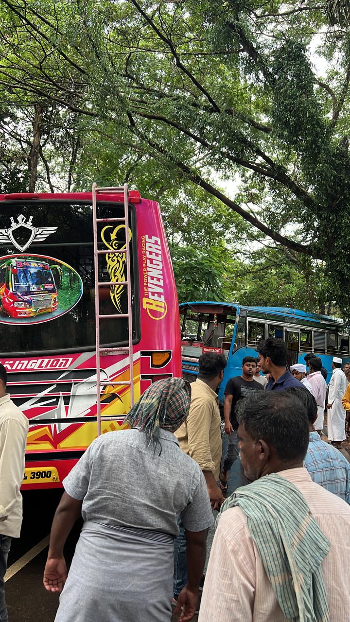 മുന്നിയൂർ പാറക്കടവിൽ ബസ്സുകൾ കൂട്ടിയിടിച്ച് 34 പേർക്ക് പരിക്കേറ്റു