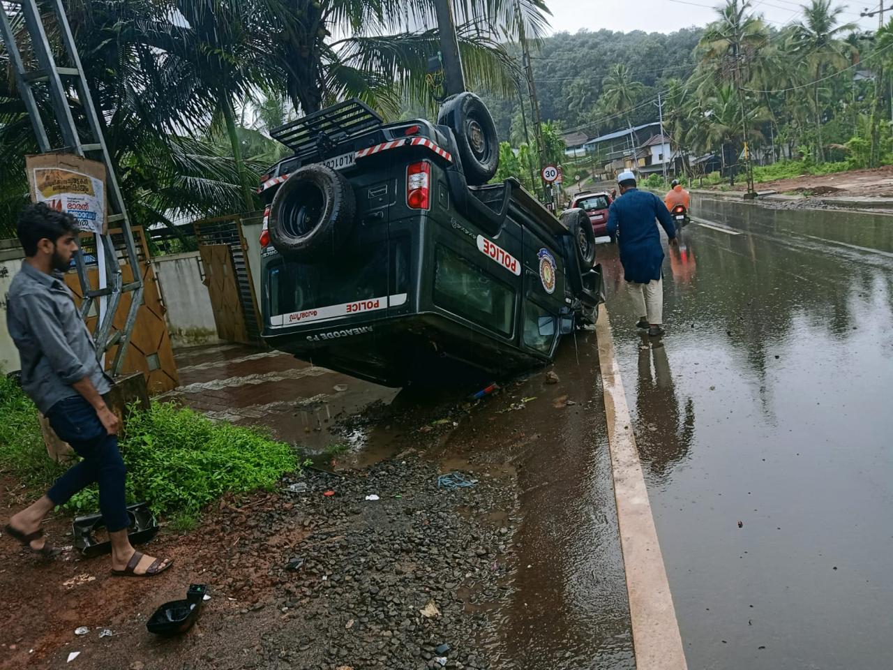 അരീക്കോട് പോലീസ് ജീപ്പ് തലകീഴായി മറിഞ്ഞു അപകടം