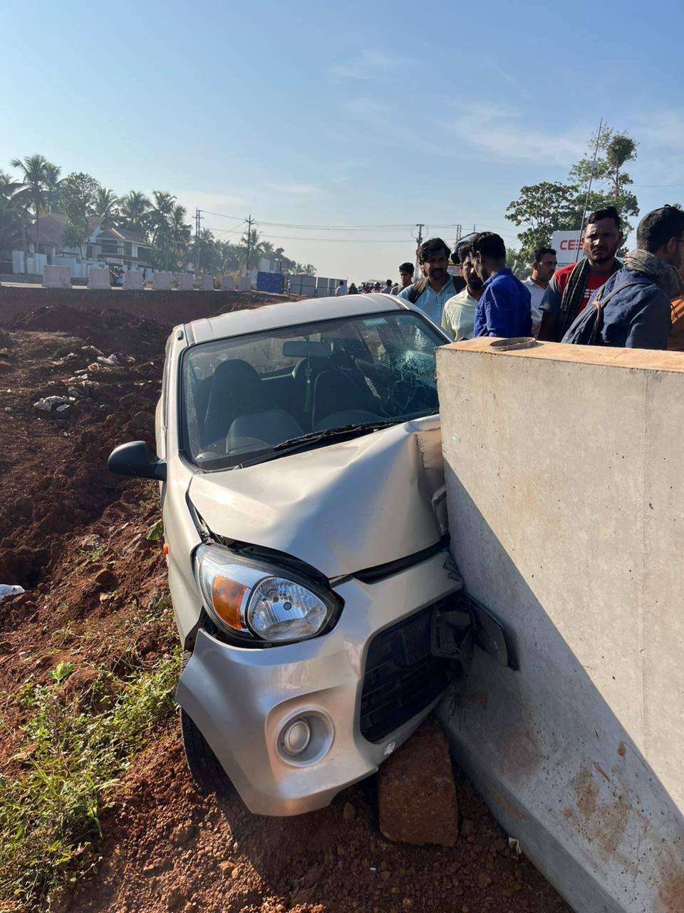 വെളിമുക്കിൽ കാർ ഡിവൈഡറിൽ ഇടിച്ചു അപകടം; 4 പേർക്ക് പരിക്ക്