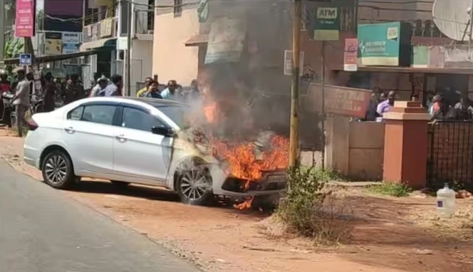 ഹരിപ്പാട് ഓടിക്കൊണ്ടിരുന്ന കാറിന് തീപിടിച്ചു