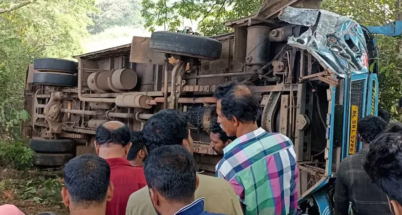 മാവൂരിൽ ബസ് വയലിലേക്ക് മറിഞ്ഞ് നിരവധിപേർക്ക് പരിക്ക്