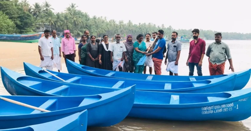 ഉള്‍നാടന്‍ മത്സ്യത്തൊഴിലാളികള്‍ക്ക് തോണിയും വലയും ലൈസന്‍സും വിതരണം ചെയ്ത് വള്ളിക്കുന്ന് ഗ്രാമപഞ്ചായത്ത്