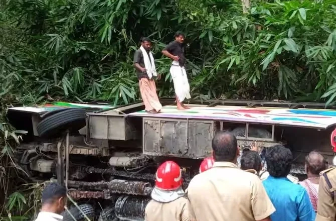 ശബരിമല തീര്‍ത്ഥാടകര്‍ സഞ്ചരിച്ച ബസ് കൊക്കയിലേക്ക് മറിഞ്ഞു ; ബസില്‍ 7 കുട്ടികളടക്കം 61 പേര്‍