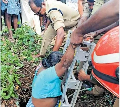 30 അടിയോളം താഴ്ചയുള്ള മാലിന്യക്കുഴിയില്‍ വീണ് വീട്ടമ്മയ്ക്കു പരുക്ക്, കൂടെയുണ്ടായിരുന്ന കുട്ടികള്‍ രക്ഷപ്പെട്ടത് അത്ഭുതകരമായി