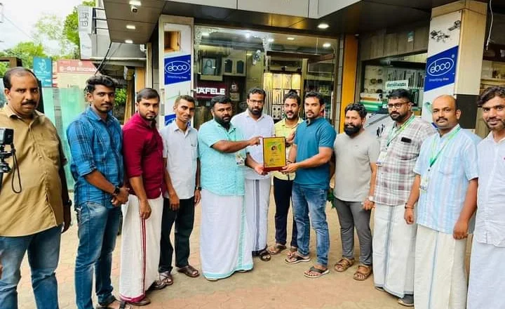 തെരുവ് നായയില്‍ നിന്നും വിദ്യാർത്ഥിയെ രക്ഷിച്ച യുവാവിനെ മുസ്ലിം യൂത്ത്‌ലീഗ് ആദരിച്ചു