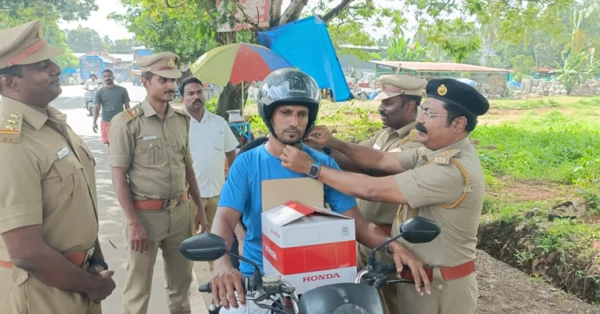 ആശങ്ക ആശ്വാസത്തിനു വഴിമാറി, വഴിവക്കിൽ മോട്ടോർവാഹന വകുപ്പിന്റെ ഉപഹാരം; കുട്ടികൾക്കും സൗജന്യ ഹെൽമെറ്റ്.