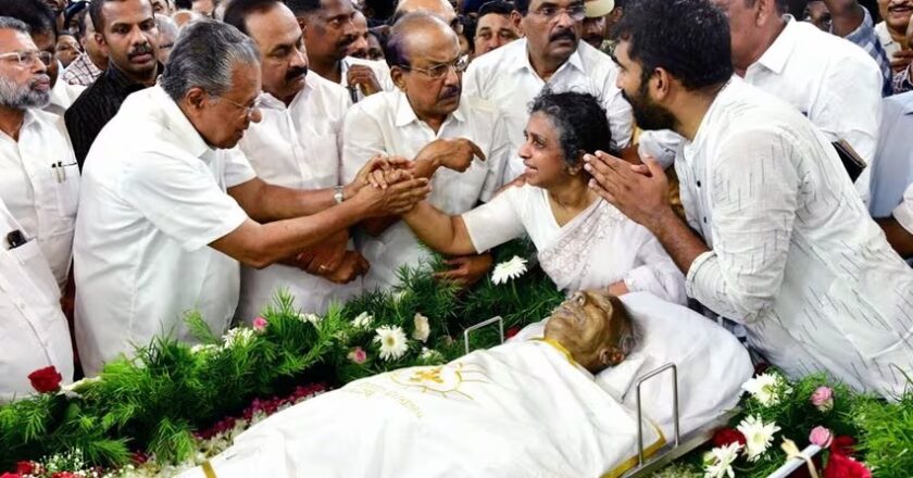 ഉമ്മന്‍ചാണ്ടിയുടെ സംസ്‌കാരവേളയില്‍ ഔദ്യോഗിക ബഹുമതി വേണ്ടെന്ന് കുടുംബം; വേണമെന്ന് മുഖ്യമന്ത്രി