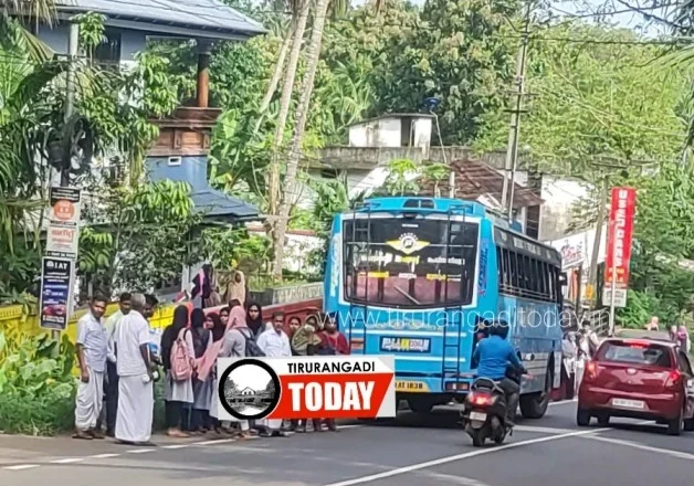 ഓടിക്കൊണ്ടിരുന്ന ബസിൽ നിന്ന് പുറത്തേക്ക് തെറിച്ച് വീണു കോളേജ് വിദ്യാർത്ഥിനിക്ക് പരിക്ക്