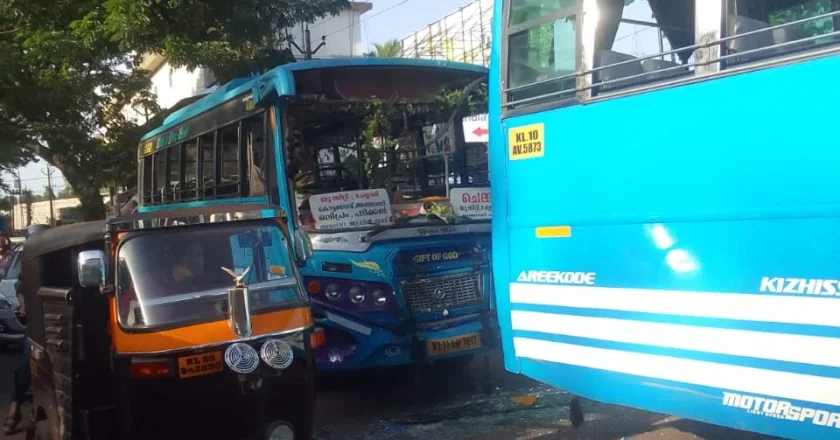 മുന്നിയൂരിൽ ബസുകൾ തമ്മിൽ കൂട്ടിയിടിച്ച് അപകടം