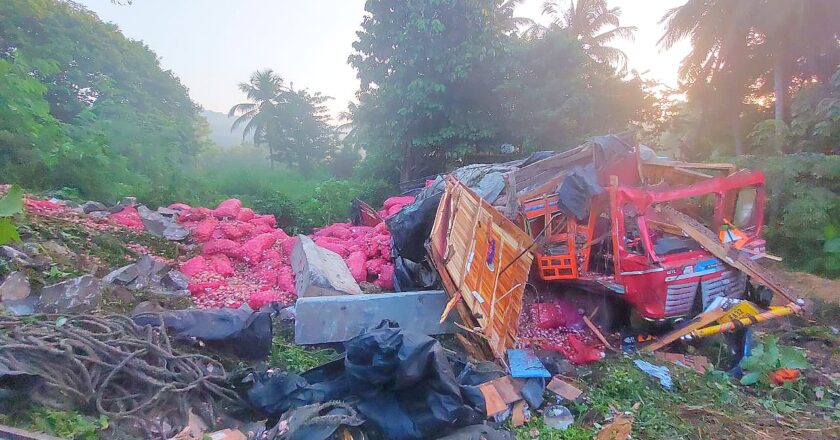 വട്ടപ്പാറ വളവിൽ ചരക്കുലോറി മറിഞ്ഞു ഡ്രൈവർ മരിച്ചു