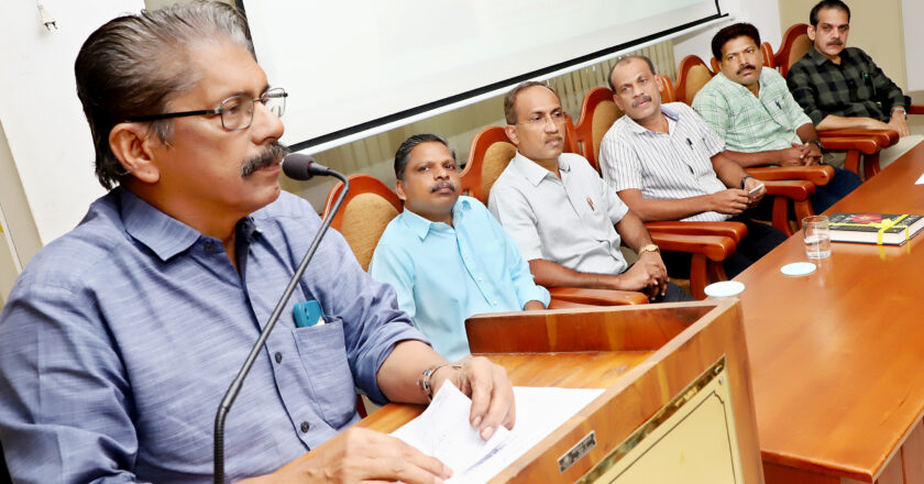 വായനശാലകള്‍ ജനാധിപത്യത്തിന് ഏറ്റവും നല്ല വേദി-യു.കെ. കുമാരന്‍