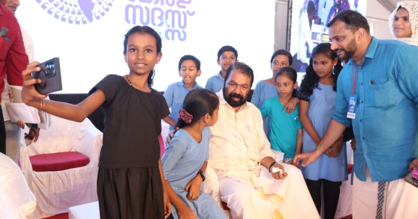 സ്വന്തമായൊരു സ്‌കൂള്‍ കെട്ടിടമെന്ന മോഹവുമായി വിദ്യഭ്യാസ മന്ത്രിയെ കാണാന്‍ കുരുന്നുകളെത്തി ; ചേര്‍ത്ത് നിര്‍ത്തി, ഒടുവില്‍ സ്വപ്‌ന സാഫല്യം