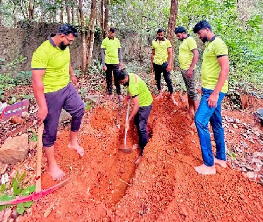 5 ദിവസമായിട്ടും ആരും തിരിഞ്ഞു നോക്കാതിരുന്ന അനാഥ മൃതദേഹത്തിന്റെ സംസ്‌കാര ചടങ്ങുകള്‍ ഏറ്റെടുത്ത് വൈറ്റ് ഗാര്‍ഡ് അംഗങ്ങള്‍