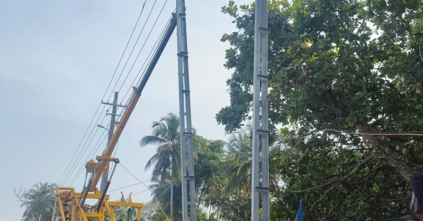 വോള്‍ട്ടേജ് ക്ഷാമം ; കക്കാട് ട്രാന്‍സ്‌ഫോര്‍മര്‍ സ്ഥാപിക്കുന്ന പ്രവര്‍ത്തി തുടങ്ങി