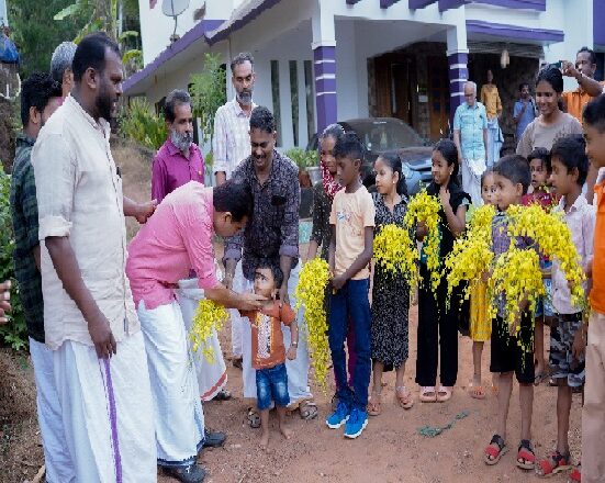 കൈനിറയെ കൊന്നപ്പൂക്കളുമായി സ്ഥാനാർത്ഥിയെ വരവേറ്റ് കുരുന്നുകൾ