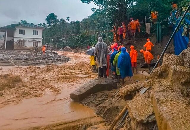 ദുരിതക്കയത്തിലും മോഷ്ടാക്കള്‍ ; രക്ഷാപ്രവര്‍ത്തനത്തിനെന്ന വ്യാജേന മോഷണം ; മുന്നറിയിപ്പുമായി പൊലീസ്