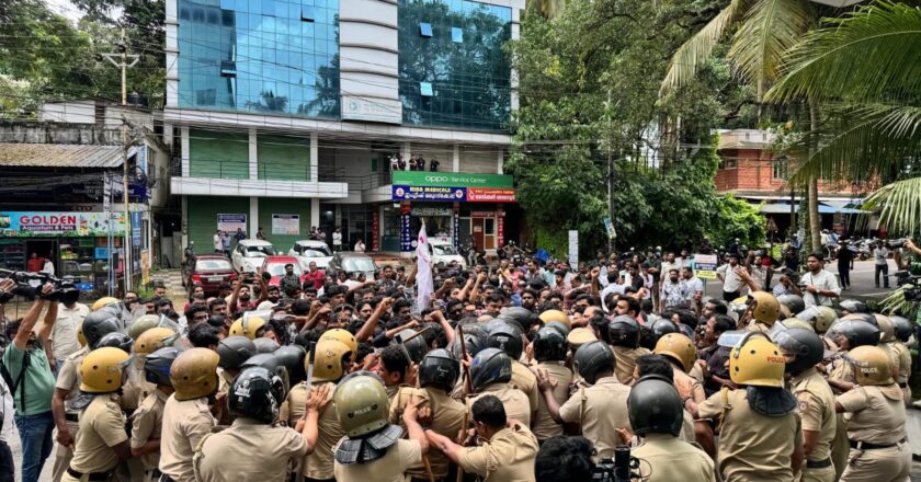 നീറ്റ് നെറ്റ് പരീക്ഷ ക്രമക്കേട് ; ജിഎസ്ടി ഓഫീസിലേക്ക് ഡിവൈഎഫ്‌ഐ മാര്‍ച്ച്