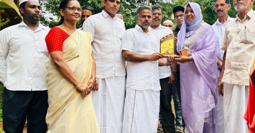 സ്വാതന്ത്ര്യ ദിനത്തില്‍ വയനാട് ദുരന്തഭൂമിയില്‍ രാപകലില്ലാതെ സേവനം ചെയ്ത ബഷീര്‍ പികെയെ ആദരിച്ച് സ്‌കൂള്‍ പിടിഎ