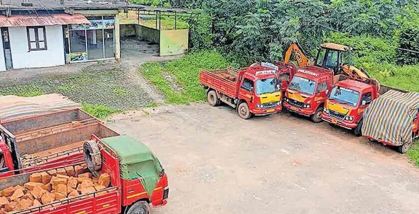 അനധികൃത ഖനനം : 11 ടിപ്പര്‍ ലോറികളും ഒരു മണ്ണുമാന്തി യന്ത്രവും പിടിച്ചെടുത്തു.