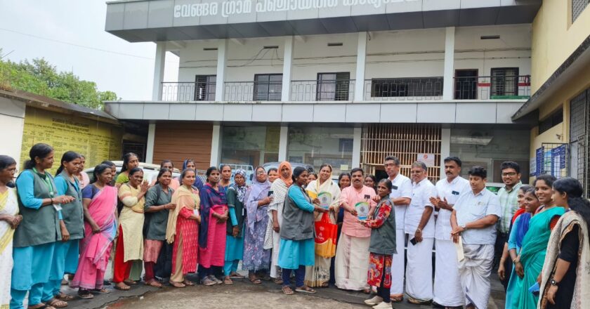 മാലിന്യത്തില്‍ നിന്ന് ലഭിച്ച സ്വര്‍ണ മോതിരം ഉടമക്ക് തിരികെ നല്‍കി ഹരിത കര്‍മസേനാംഗങ്ങള്‍