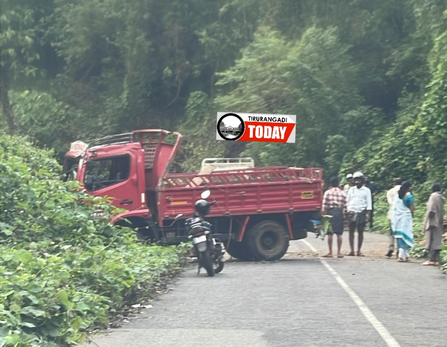 ചിപ്പിലിതോട് മിനിലോറി മറിഞ്ഞ് അപകടം;  ഒരാൾ മരിച്ചു,മൂന്ന് പേർക്ക് പരിക്ക്