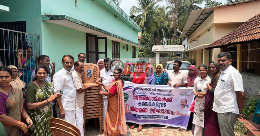 തിരുരങ്ങാടി നഗരസഭ മുഴുവൻ അങ്കൺവാടികൾക്കുമായി ആയിരത്തോളം കസേരകൾ നൽകി