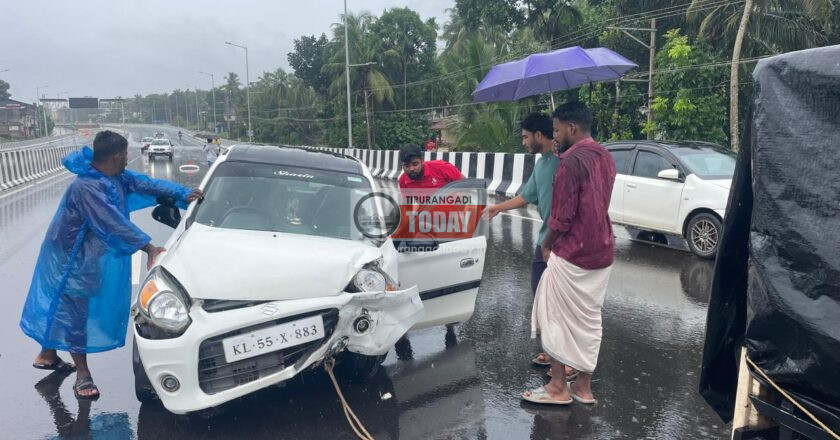 വി കെ പടിയിൽ കാർ സൈഡ് ഭിത്തിയിൽ ഇടിച്ച് നഴ്സിങ് വിദ്യാർഥികൾക്ക് പരിക്ക്