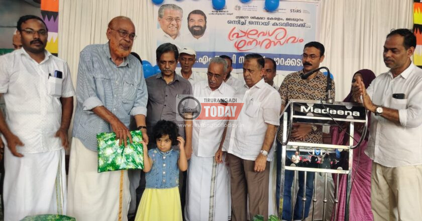അക്ഷരമുറ്റത്തേക്ക് ചുവടുവെച്ച നവാഗതര്‍ക്ക് മഴക്കോട്ട് വിതരണം ചെയ്ത് വെളിമുക്ക് സര്‍വീസ് സഹകരണ ബാങ്ക്