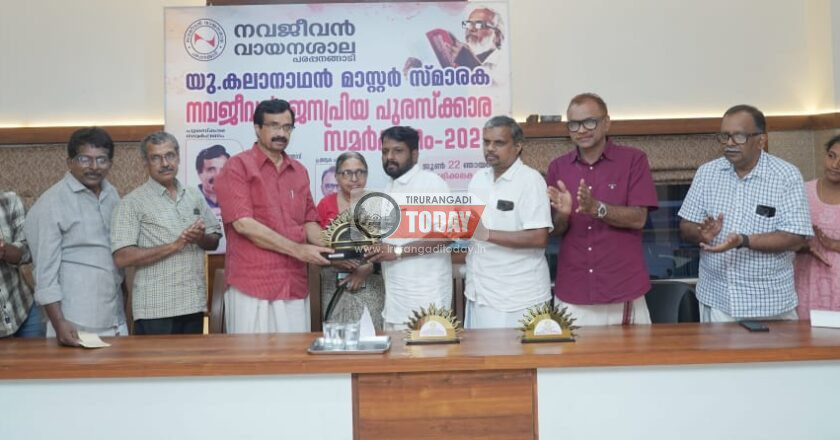 നവജീവൻ ജനപ്രിയ പുരസ്കാരം സമ്മാനിച്ചു