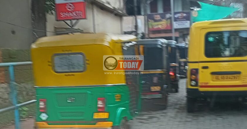 സ്കൂളിന് മുൻവശത്തെ അനധികൃത പാർക്കിംഗ് : ഒരു മാസത്തിനകം നടപടി സ്വീകരിക്കണമെന്ന് ബാലാവകാശ കമ്മീഷൻ