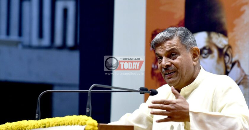 ഭരണഘടനയുടെ ആമുഖത്തില്‍ നിന്നും ‘സോഷ്യലിസം’, ‘മതേതരത്വം’ എന്നീ പദങ്ങള്‍ ഒഴിവാക്കണമെന്ന് ആര്‍എസ്എസ് ; പിന്തുണയുമായി കേന്ദ്രമാര്‍