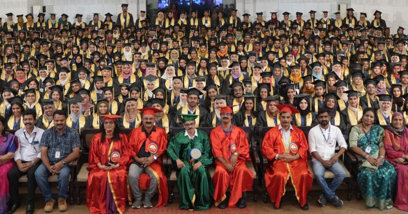 ആഹ്ലാദമായി കാലിക്കറ്റിന്റെ ഗ്രാജ്വേഷന്‍ സെറിമണി : ജീവിതവിജയത്തിന് സഹകരണം അനിവാര്യമെന്ന് ഡോ. പി. രവീന്ദ്രന്‍