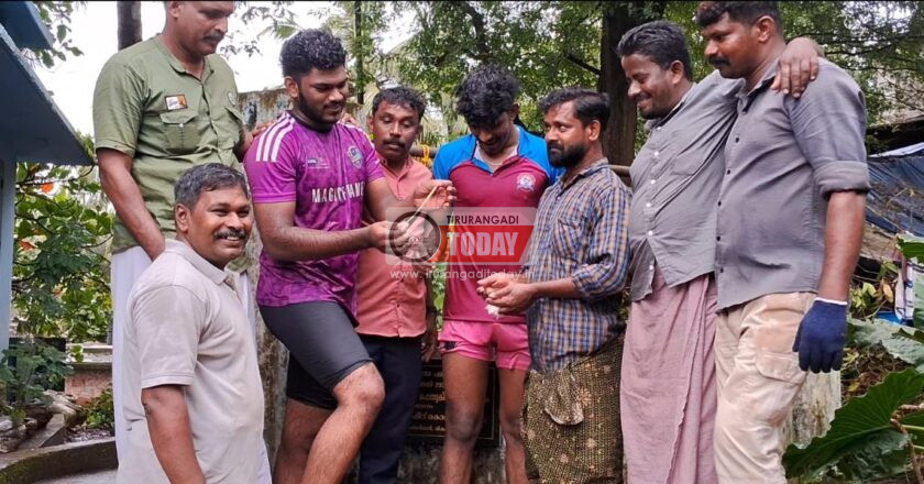 വെള്ളം കൊരുന്നതിനിടയിൽ സ്വർണാഭരണം കിണറ്റിൽ വീണു, കെ ഇ ടി പ്രവർത്തകർ എടുത്തു നൽകി